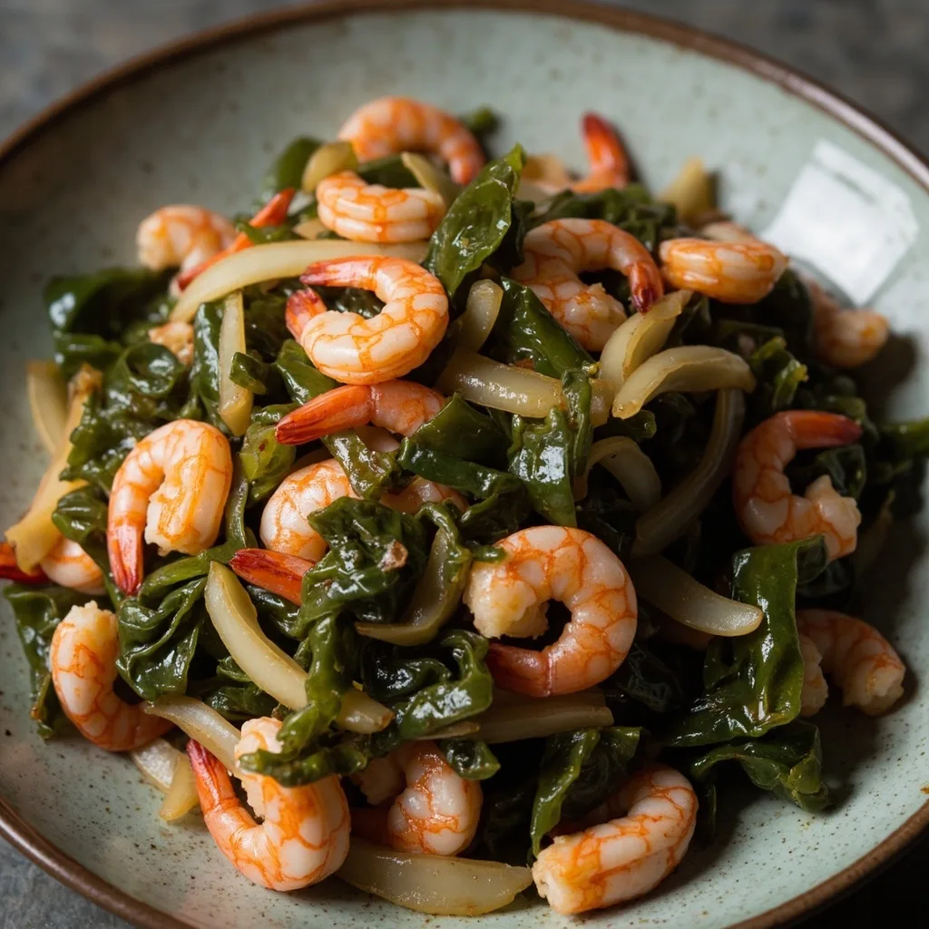 Sautée de fanes de moutarde marinées aux crevettes à laitance
